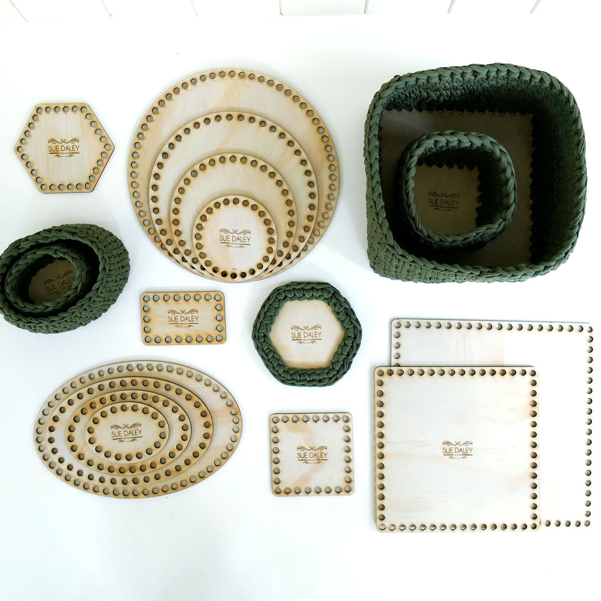 Gehäkelter Korbsockel aus Holz – quadratisch