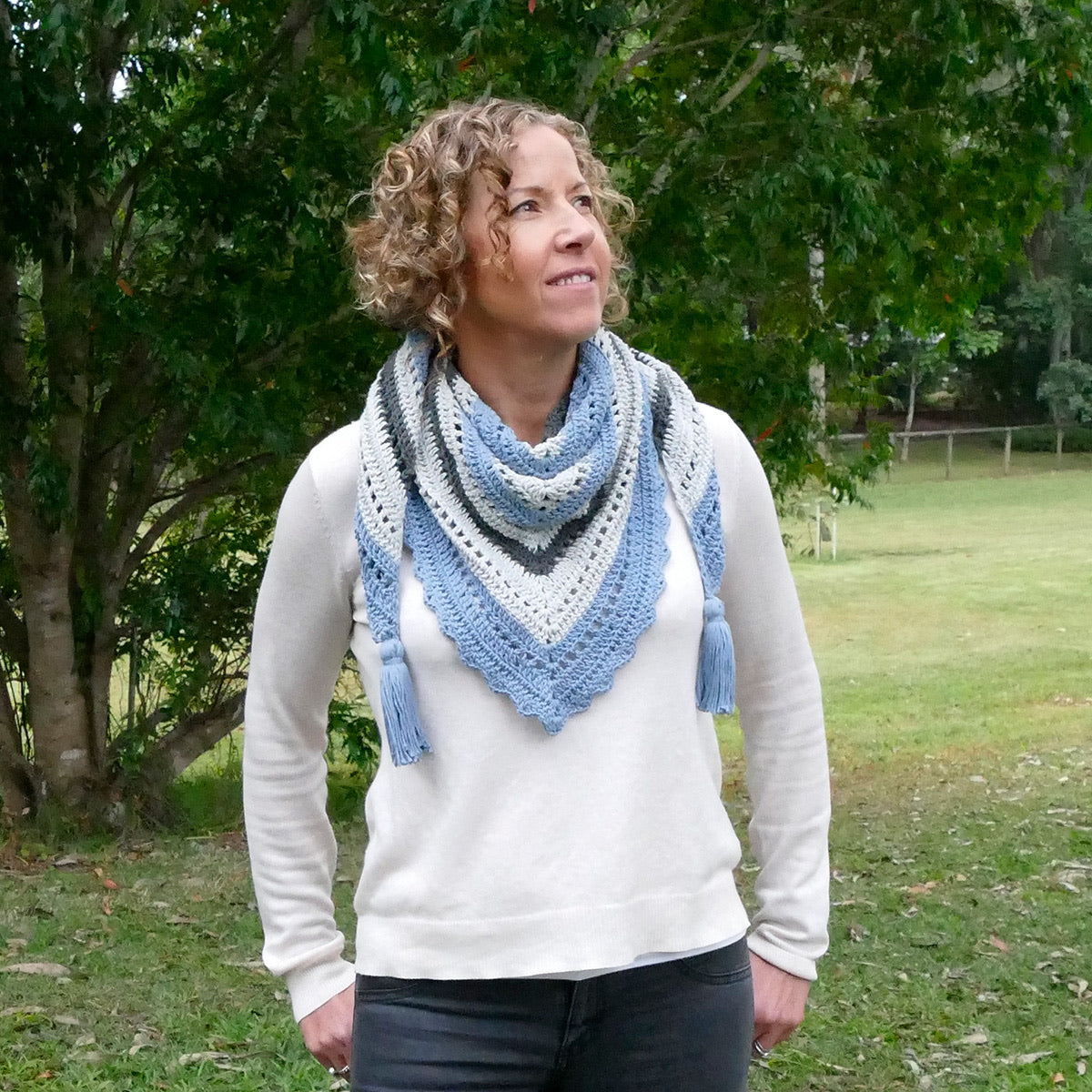 Bedrucktes Muster für einen Schal für einen regnerischen Tag