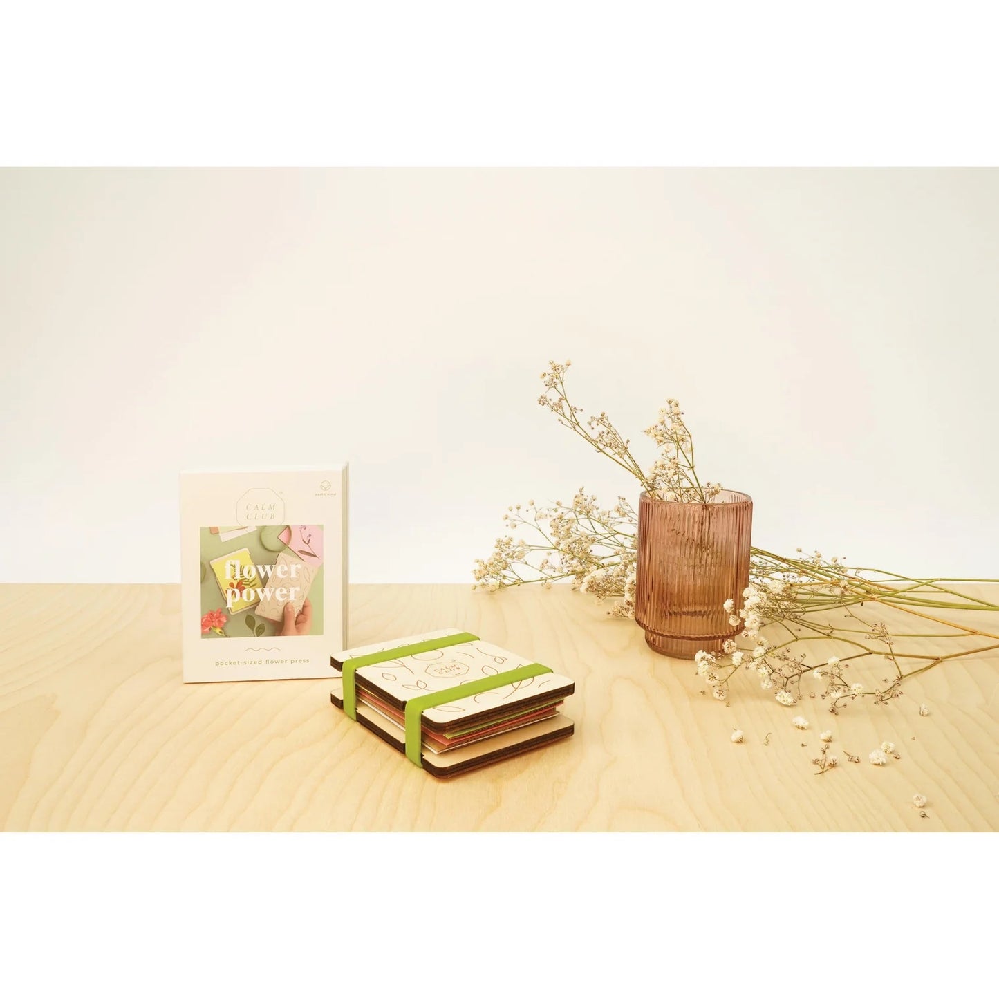 Patchwork with Busyfingers Luckies Calm Club Flower Press kit with wooden boards and green elastic bands, includes cards and instructions.