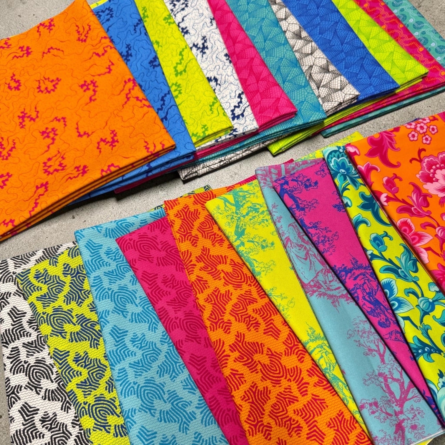 Patchwork with Busyfingers Miscellany 21pc cotton fabric bundle with vibrant floral and geometric patterns.