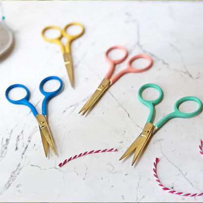Patchwork with Busyfingers yellow embroidery scissors with gold blades, perfect for precise thread cutting.