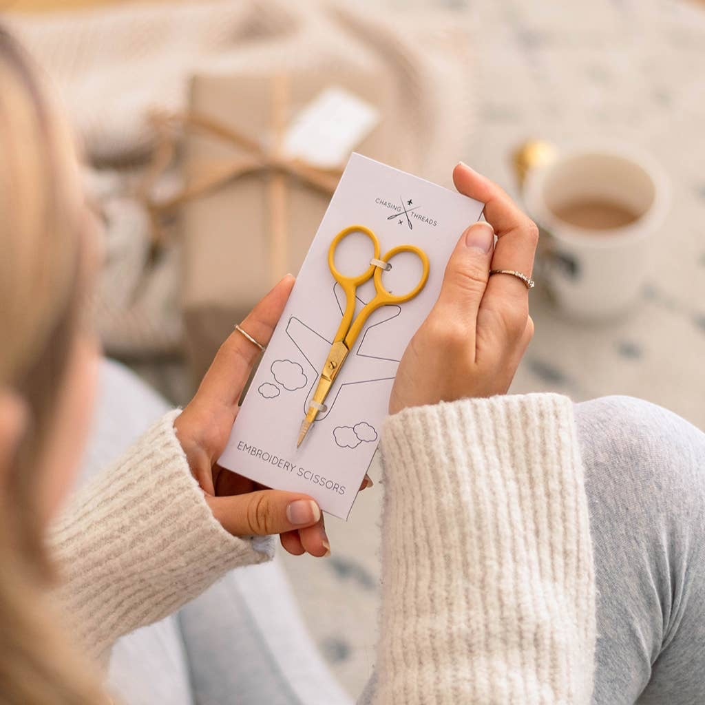 Patchwork with Busyfingers yellow embroidery scissors with gold blades, perfect for cutting threads and delicate stitching.