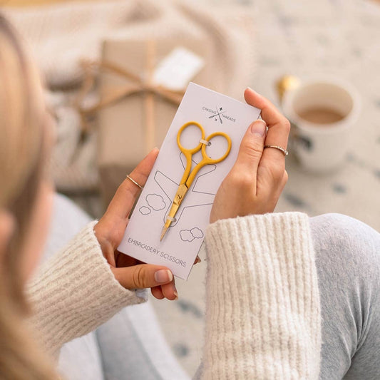 Patchwork with Busyfingers yellow embroidery scissors with gold blades, perfect for cutting threads and delicate stitching.